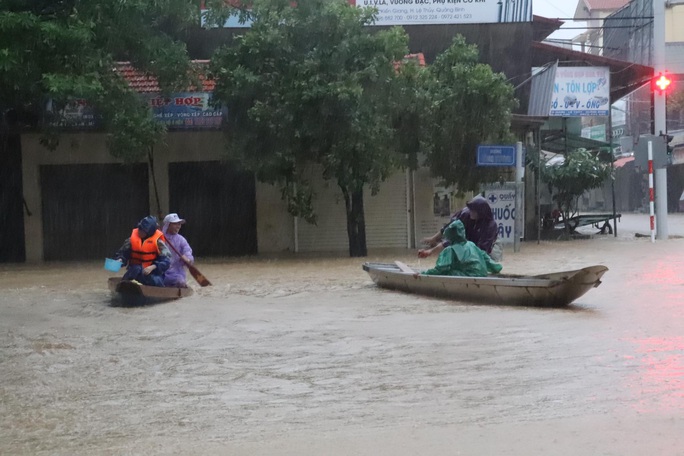 Hà Tĩnh- Quảng Bình: Nước lũ bủa vây, người dân chèo thuyền đi lại trên phố - Ảnh 5. Hà Tĩnh- Quảng Bình: Nước lũ bủa vây, người dân chèo thuyền đi lại trên phố - Ảnh 5.