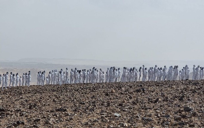 Hàng trăm người chụp ảnh khỏa thân ở biển Chết - Ảnh 1.