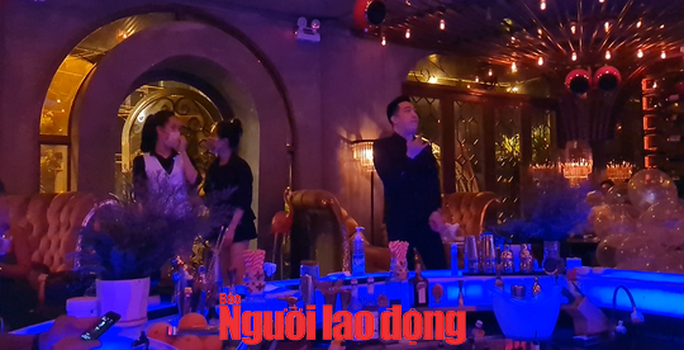 CLIP:  Bất chấp lệnh cấm,  một quán bar ở  Đà Nẵng mở cửa hoạt động náo nhiệt - Ảnh 3.
