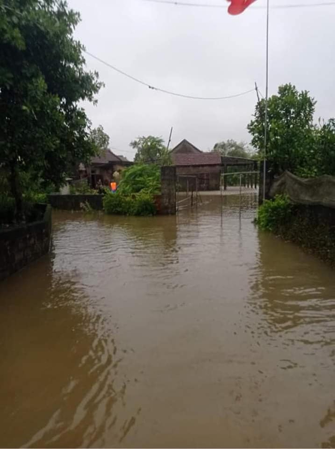 Hà Tĩnh- Quảng Bình: Nước lũ bủa vây, người dân chèo thuyền đi lại trên phố - Ảnh 25. Hà Tĩnh- Quảng Bình: Nước lũ bủa vây, người dân chèo thuyền đi lại trên phố - Ảnh 25.