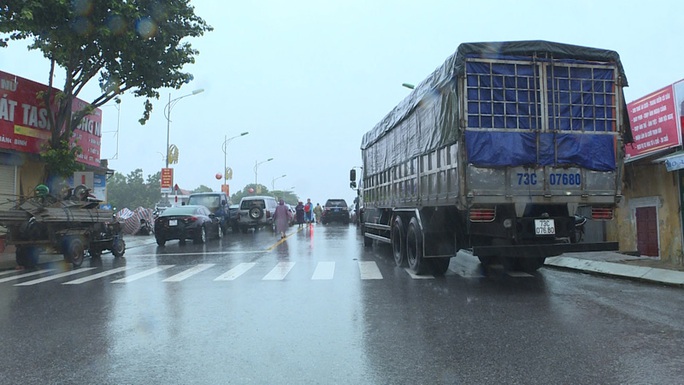 Hà Tĩnh- Quảng Bình: Nước lũ bủa vây, người dân chèo thuyền đi lại trên phố - Ảnh 14. Hà Tĩnh- Quảng Bình: Nước lũ bủa vây, người dân chèo thuyền đi lại trên phố - Ảnh 14.