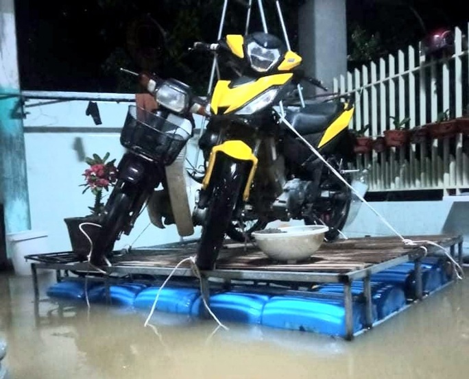 Hà Tĩnh- Quảng Bình: Nước lũ bủa vây, người dân chèo thuyền đi lại trên phố - Ảnh 12. Hà Tĩnh- Quảng Bình: Nước lũ bủa vây, người dân chèo thuyền đi lại trên phố - Ảnh 12.