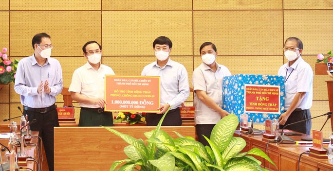 TP HCM sẵn sàng chia lửa vắc-xin cho Đồng Tháp - Ảnh 1.