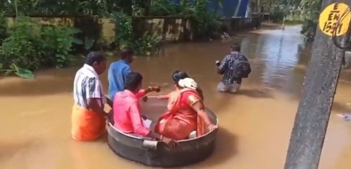 Cô dâu, chú rể... bơi nồi đến đám cưới ở Ấn Độ - Ảnh 2.
