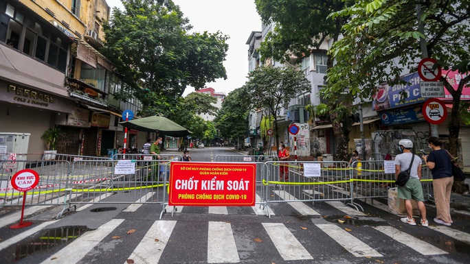 CLIP: Hà Nội phong tỏa thêm nhiều tuyến phố gần Bệnh viện Việt Đức - Ảnh 2.