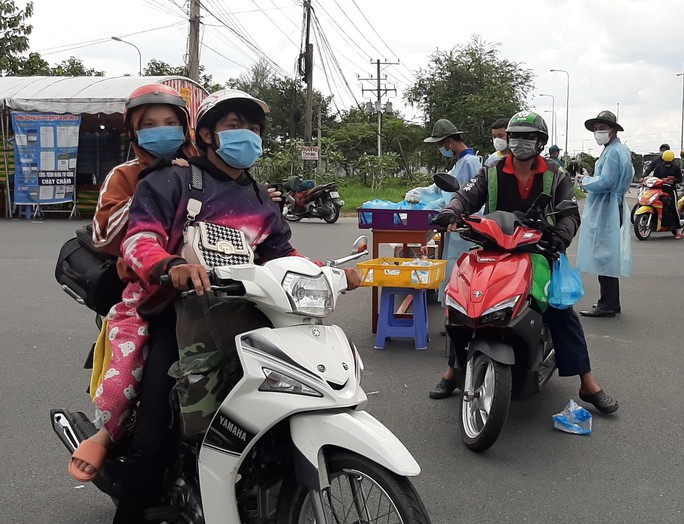 Trắng đêm đón công dân từ TP HCM và các tỉnh về quê miền Tây tự phát bằng xe máy - Ảnh 16.