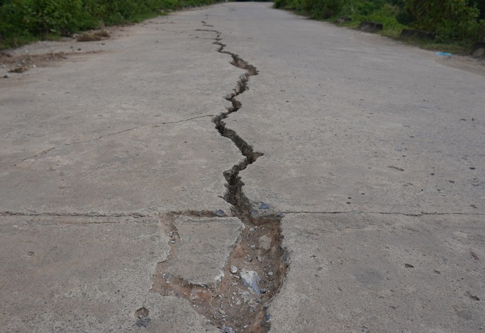 Mặt đê sông Chu ở Thanh Hóa vỡ, nứt toác khắp nơi - Ảnh 3.