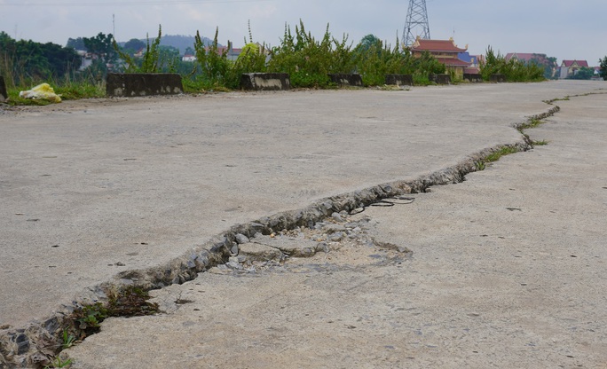Mặt đê sông Chu ở Thanh Hóa vỡ, nứt toác khắp nơi - Ảnh 5.