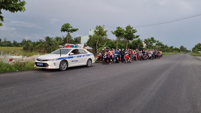 Trắng đêm đón công dân từ TP HCM và các tỉnh về quê miền Tây tự phát bằng xe máy - Ảnh 1.