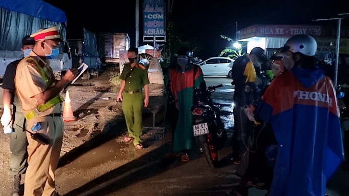 Trắng đêm đón công dân từ TP HCM và các tỉnh về quê miền Tây tự phát bằng xe máy - Ảnh 4.