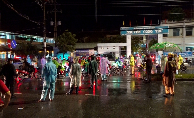 Trắng đêm đón công dân từ TP HCM và các tỉnh về quê miền Tây tự phát bằng xe máy - Ảnh 8.