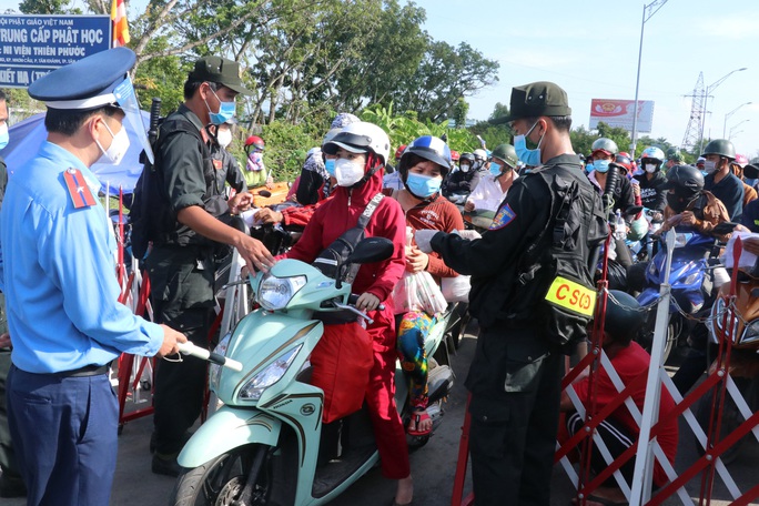 Trắng đêm đón công dân từ TP HCM và các tỉnh về quê miền Tây tự phát bằng xe máy - Ảnh 12.