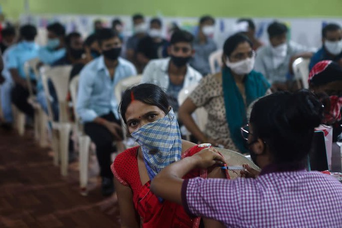 Tiêm 1 tỉ liều vắc-xin, Ấn Độ ăn mừng theo cách đặc biệt - Ảnh 1.