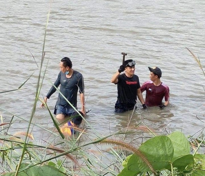 Tìm thấy hung khí vụ án “đang chơi cờ, người đàn ông bị đập nhiều nhát búa vào đầu tử vong” - Ảnh 1.