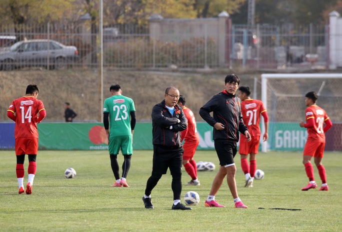 U23 Việt Nam tập thích nghi với thời tiết ở Kyrgyzstan - Ảnh 1.