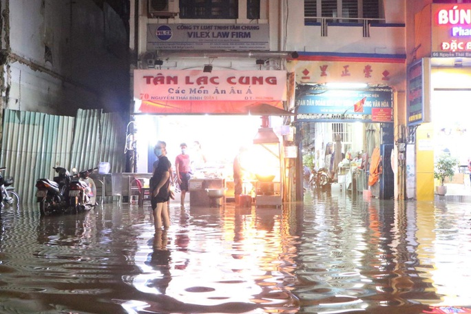 TP HCM: Triều cường kết hợp mưa lớn gây ngập nặng - Ảnh 4.