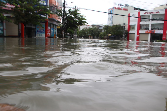 Quảng Nam: Hàng ngàn giáo viên vượt mưa lũ đi thi để rồi “ôm trái đắng” - Ảnh 4.
