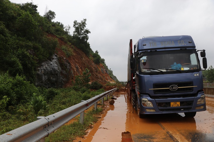 Sạt lở cao tốc Đà Nẵng – Quảng Ngãi và vùng núi Quảng Nam, di dời 800 người dân - Ảnh 2.