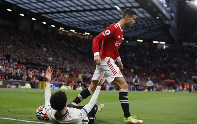Ronaldo bị chê tơi bời sau trận thảm bại trước Liverpool - Ảnh 6.