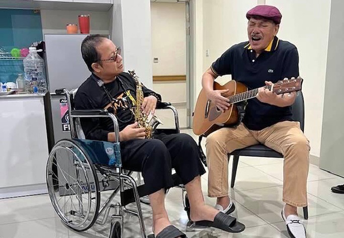 Nghệ sĩ Trần Mạnh Tuấn thổi saxophone cùng nhạc sĩ Trần Tiến đàn hát trong bệnh viện - Ảnh 1.