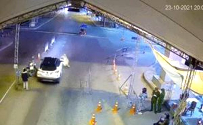Tông ôtô vào CSGT rồi bỏ chạy qua chốt kiểm soát - Ảnh 1.