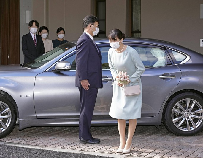 Bất chấp sóng gió, công chúa Mako của Nhật Bản đã kết hôn - Ảnh 1.