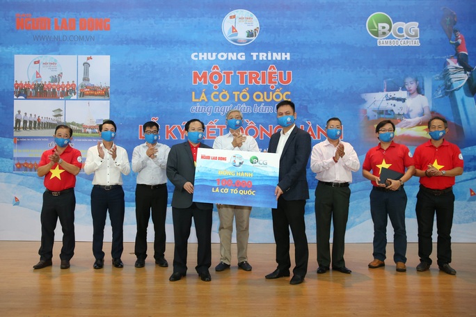 Bamboo Capital đồng hành cùng Chương trình Một triệu lá cờ Tổ quốc cùng ngư dân bám biển - Ảnh 2.
