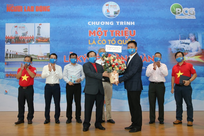 Bamboo Capital đồng hành cùng Chương trình Một triệu lá cờ Tổ quốc cùng ngư dân bám biển - Ảnh 5.