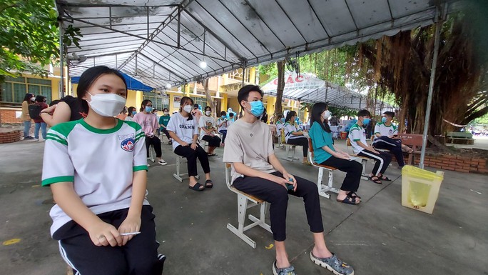TP HCM: Hơn 1.200 học sinh đầu tiên được tiêm vắc-xin Covid-19 - Ảnh 7.