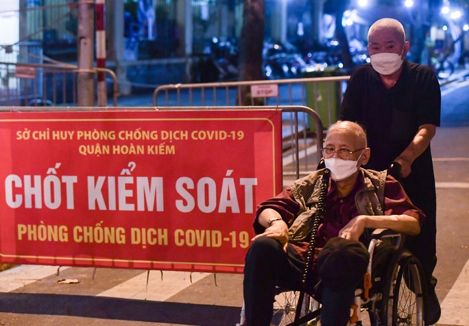 CLIP: Đưa 1.000 người ở Bệnh viện Việt Đức đi cách ly - Ảnh 6.