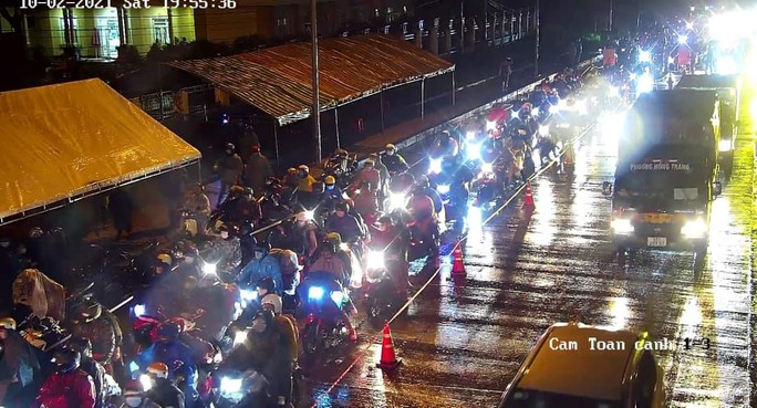 CLIP: Khoảng 11.000 người đội mưa, chạy xe máy về quê trên đường Hồ Chí Minh - Ảnh 1.