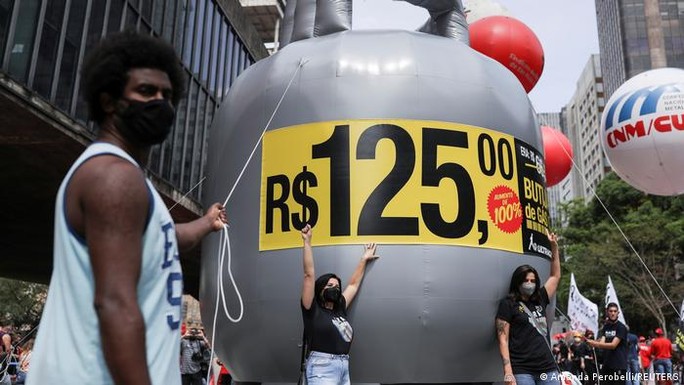 Brazil: Lạm phát và giá nhiên liệu tăng, biển người đòi luận tội tổng thống - Ảnh 4.