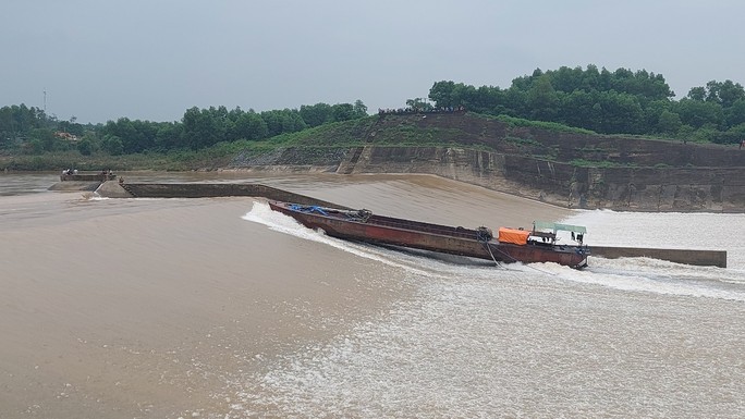 Tìm thấy nạn nhân mất tích trong vụ tàu chở cán bộ Sở GTVT tỉnh Quảng Trị gặp sự cố - Ảnh 2.