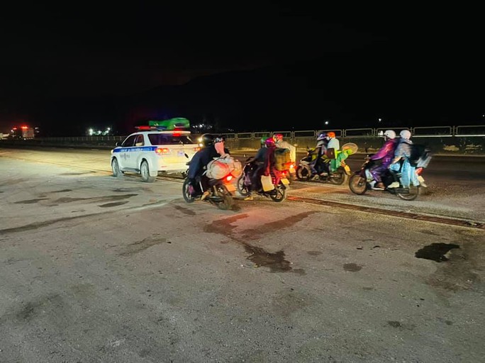 Hàng ngàn người đi xe máy về quê được CSGT Thanh Hóa hỗ trợ dẫn đường - Ảnh 3.