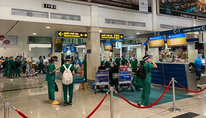 5 chuyến bay liên tiếp chở gần 1.000 y bác sĩ, sinh viên y tế từ TP HCM về Hà Nội - Ảnh 1.
