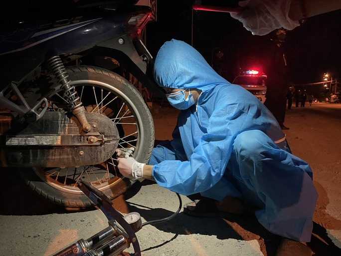 Sinh viên Trường ĐH Đông Á: Vượt mưa gió, xuyên đêm cứu hộ xe máy, giúp dân về quê tránh dịch - Ảnh 10.