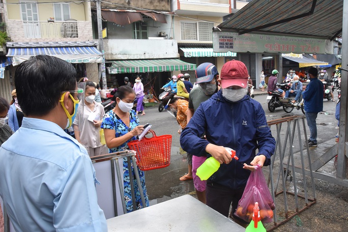 Chợ Bến Thành thưa thớt khách hàng trong ngày đầu mở cửa - Ảnh 6.