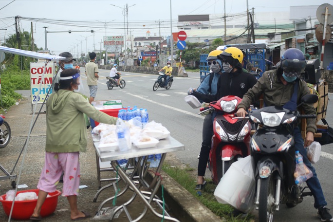 Hình ảnh xúc động đón công dân miền Tây trở về - Ảnh 19.