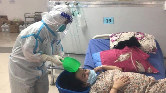 Chăm bệnh nhân Covid-19 như người nhà - Ảnh 1.