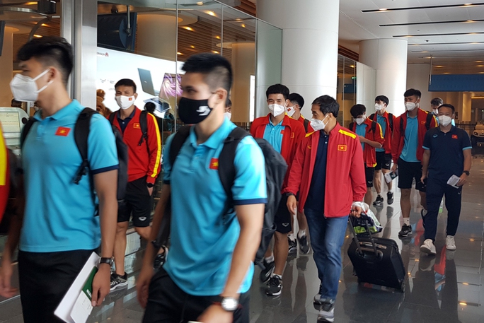 Hành trình di chuyển xuyên đêm sang Oman của đội tuyển Việt Nam - Ảnh 5.