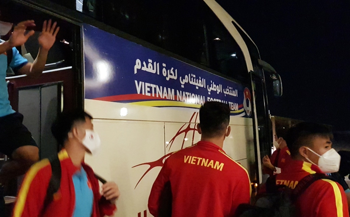Hành trình di chuyển xuyên đêm sang Oman của đội tuyển Việt Nam - Ảnh 3.