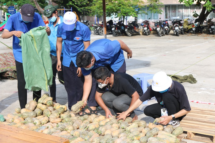 Khánh Hoà: Liên đoàn Lao động phối hợp với Tỉnh đoàn mở điểm tiêu thụ nông sản hỗ trợ nông dân - Ảnh 3.