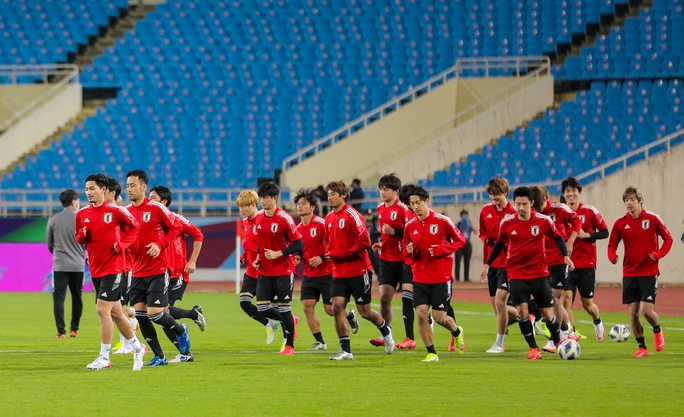 Minamino cùng đồng đội phô diễn kĩ thuật trên sân Mỹ Đình trước trận đấu với tuyển Việt Nam - Ảnh 3.