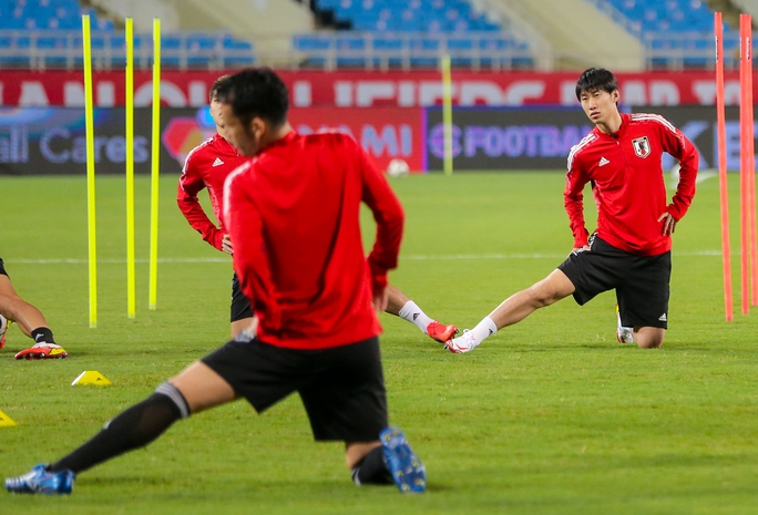 Minamino cùng đồng đội phô diễn kĩ thuật trên sân Mỹ Đình trước trận đấu với tuyển Việt Nam - Ảnh 8.