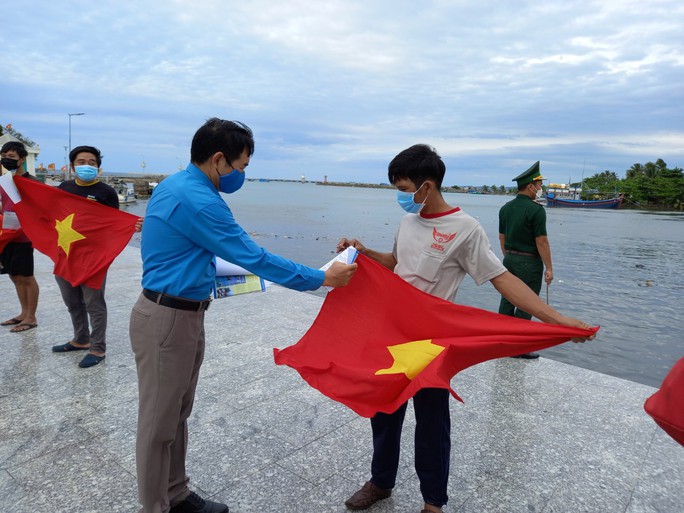 Trao cờ Tổ quốc cho ngư dân TP Phú Quốc - Ảnh 2.