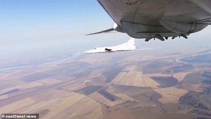 Khủng hoảng di cư, Nga điều 2 máy bay ném bom sang Belarus - Ảnh 1.