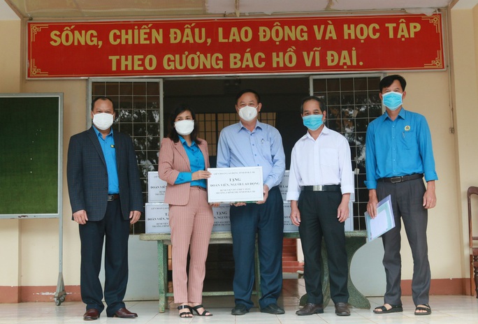 Công đoàn Đắk Lắk thăm hỏi, tặng quà tại bệnh viện dã chiến - Ảnh 1.