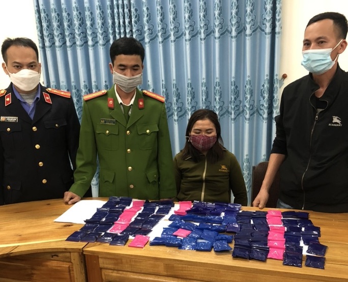 Bị bắt giữ, người phụ nữ khai mua 18.000 viên ma túy của người lạ - Ảnh 1.