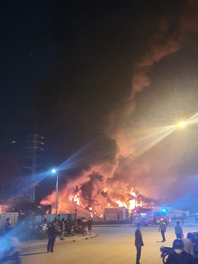 CLIP: Cháy lớn kèm theo nhiều tiếng nổ tại công ty nhựa trong khu công nghiệp - Ảnh 3.