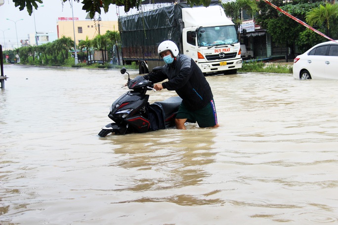 Mưa lớn kéo dài, nhiều nơi ở Bình Định chìm trong biển nước - Ảnh 1.
